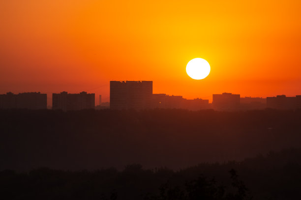 远处的建筑物映衬着黎明的阳光图片下载
