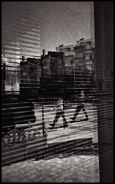在街道上行走的人的反射的单色双曝光视图图片下载