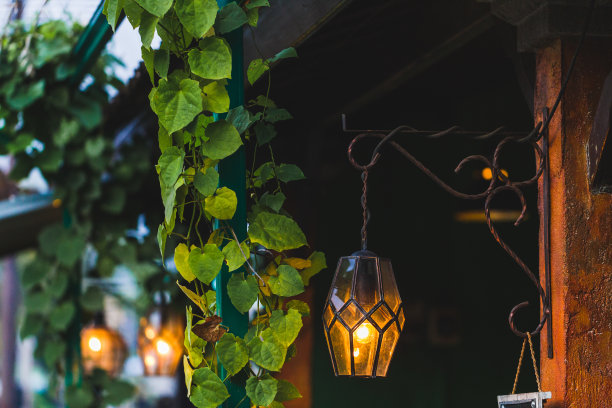 旧的漂亮的悬挂灯在咖啡馆花园，用彩色玻璃制成，摩洛哥风格图片下载