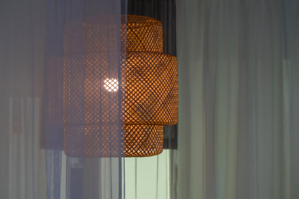 房间照明——用竹制的枝形吊灯，上面盖着窗帘。图片下载