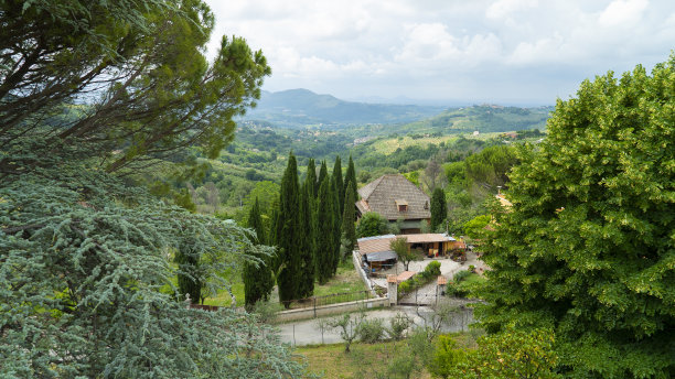 6月14日，意大利圣瓦伦蒂诺的卢加纳大道景观图片下载