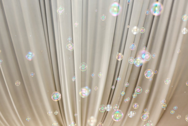 泡沫在婚礼室内的白色窗帘。图片下载