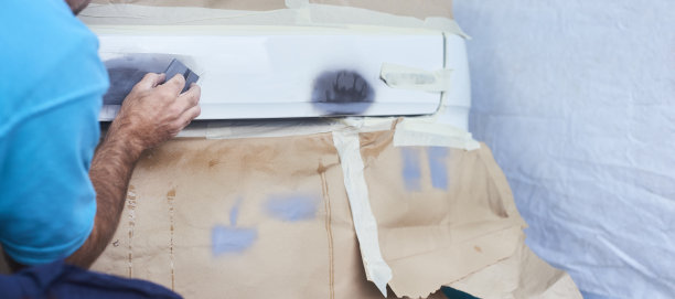 修理工砂纸打磨底漆图片下载