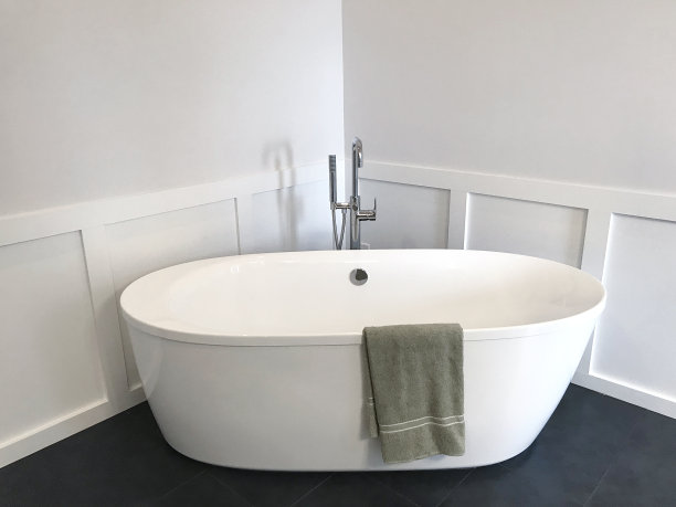 白色的浴缸图片下载