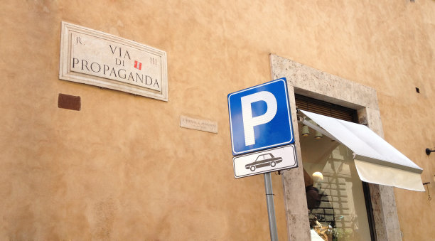 罗马的黄色灰泥墙图片下载