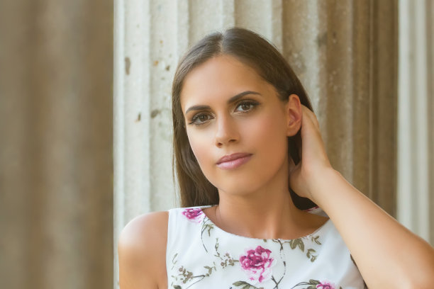 漂亮的黑发年轻女人穿着漂亮的衣服花图案。时尚照片。图片下载