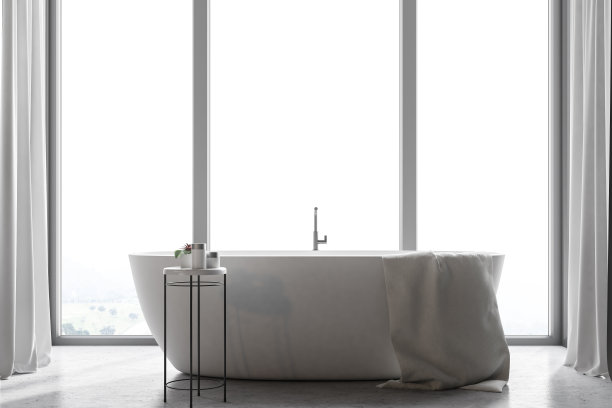 全景浴室内部，白色浴缸，窗帘图片下载