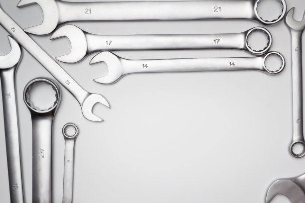 该扳手为钢制工具，修理底色为白色。图片下载