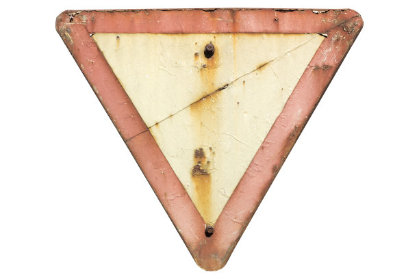 “让道”(“让路”)的三角形老旧锈迹斑斑的路标孤立在白色上。图片下载