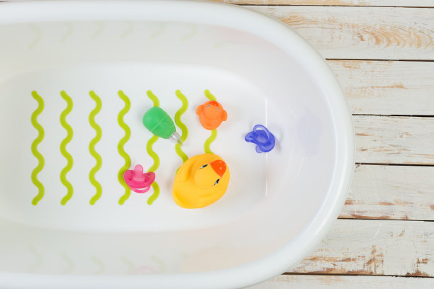 橡皮鸭在宝宝洗澡图片下载