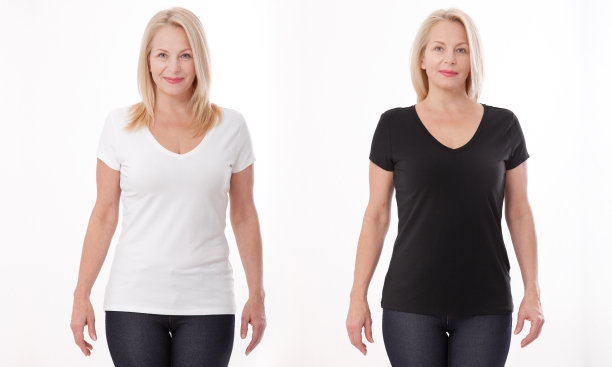 t恤设计与人的概念——近距离的女性穿着黑白相间的t恤，衬衫正面孤立。模拟。图片下载