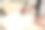 女孩的手拿着一支笔在一张白纸上。图片下载
