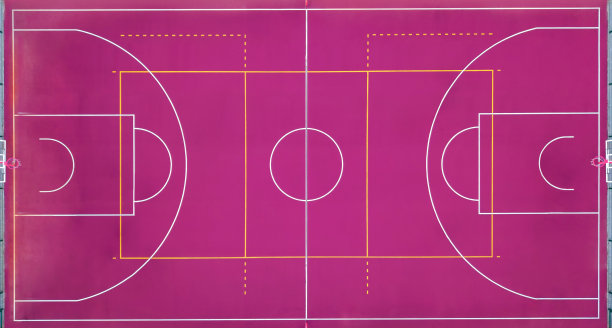 篮球场空空如也，为篮球运动比赛提供场地。用无人机严格地从上面观察。图片下载