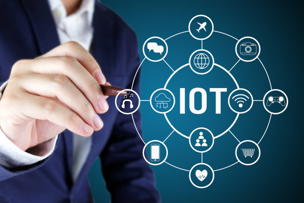 商人指向一个全球与线的物联网图标。物联网技术概念。图片下载