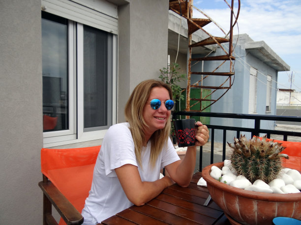 在阳台上喝咖啡的女人图片下载