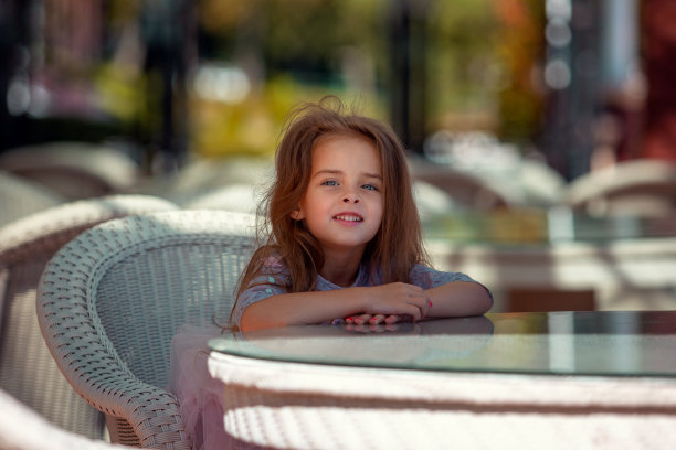 一个美丽的小女孩的户外肖像。快乐的孩子特写镜头图片下载