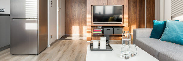 公寓与装饰木墙图片下载