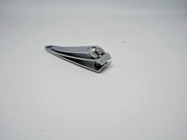 白色背景上的指甲剪图片下载