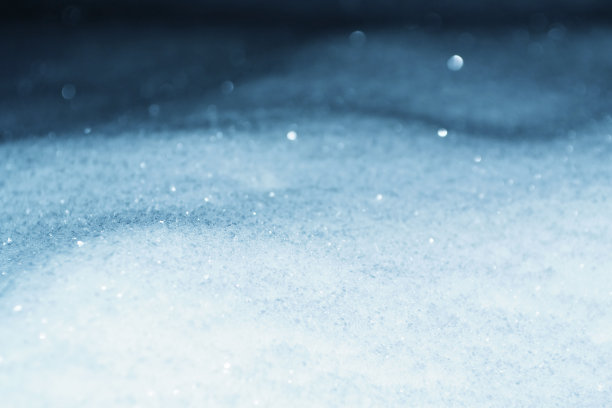 雪纹理的高角度视图。自然的冬季背景与积雪和飘落的雪。图片下载