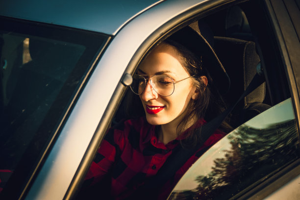 开车的时髦女人图片下载