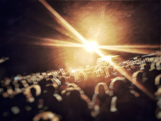 晚上拥挤的人群模糊不清图片下载