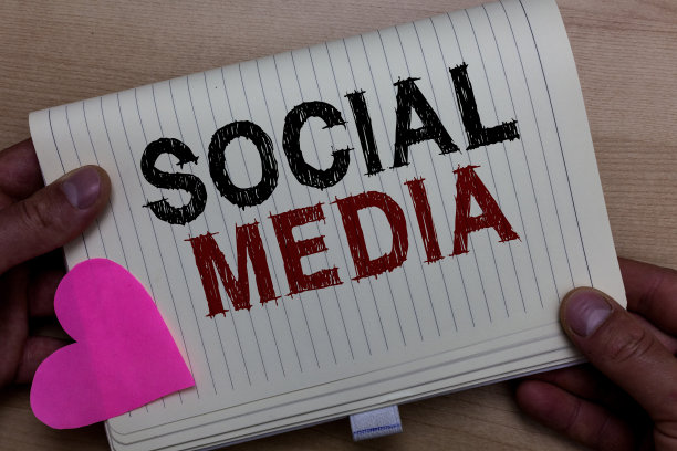 文字文字社交媒体。经营理念为在线交流渠道网络微博男人捧着笔记本纸心浪漫创意短信木背景图片下载