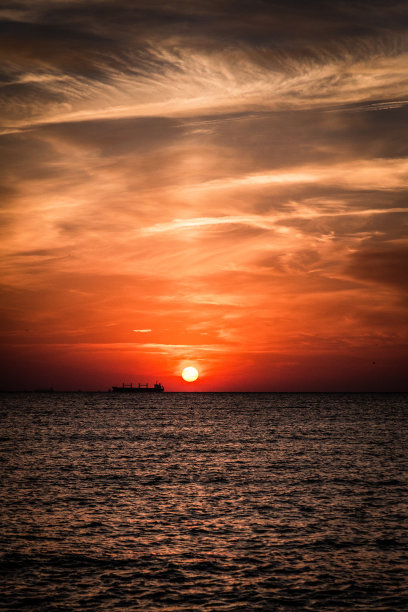 日出或日落时美丽的海景，船在地平线上图片下载