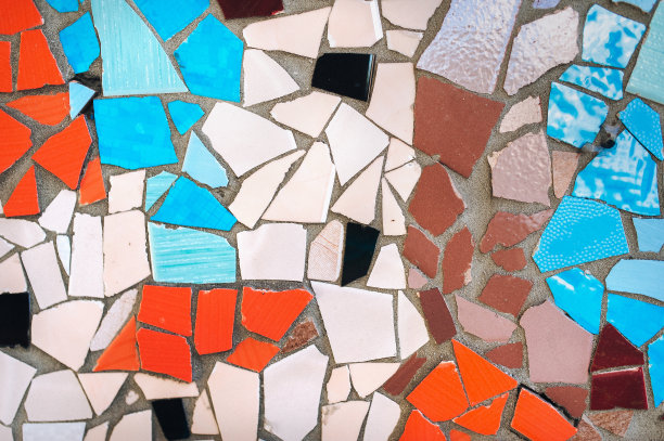 多色马赛克墙面装饰装饰由陶瓷破碎瓷砖。巴塞罗那加泰罗尼亚。图片下载