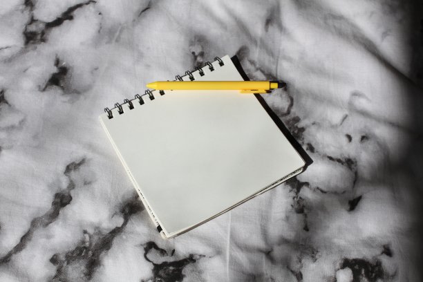 床上的笔记本图片下载