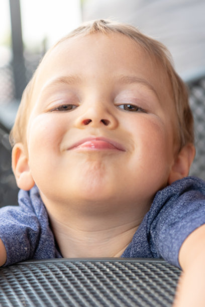 微笑的幼儿摆出微笑的姿势图片下载