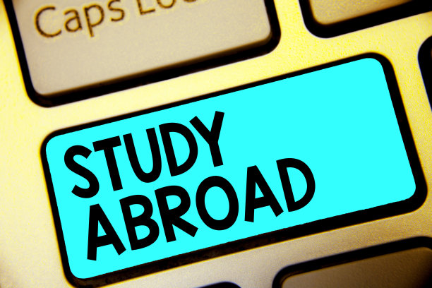 写写“出国留学”的便条。商业图片展示在国外追求教育机会键盘蓝色键意向计算机计算反映文件图片下载