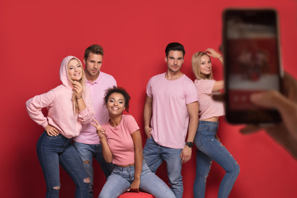 一群人在拍照。图片下载