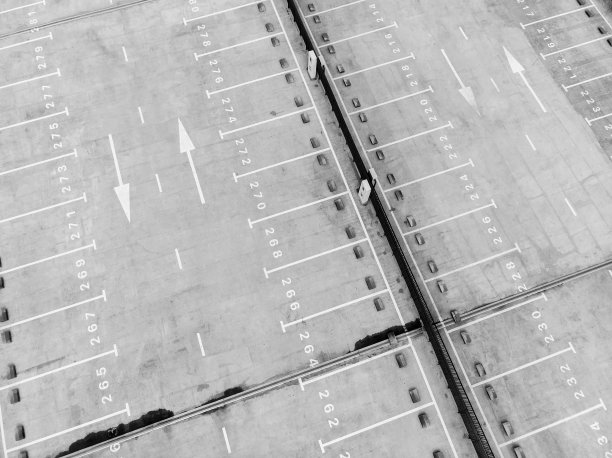 白色的标记线是空的停车场，从上面看图片下载