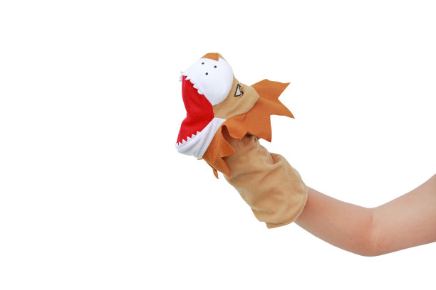 手戴狮子木偶与拷贝空间隔离在黑色背景，狮子头。图片下载