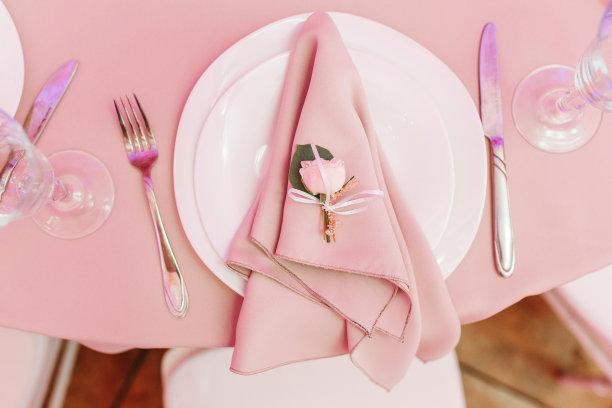 俯视图精美的装饰桌子与白色的盘子，水晶玻璃，米色的餐巾，餐具和白色的花在豪华的桌布上，与文字的空间图片下载
