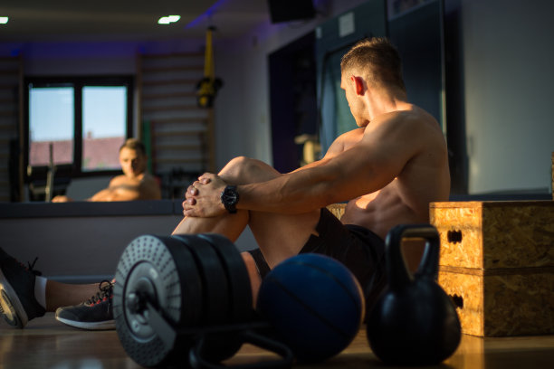 肌肉男看着镜子里自己的肌肉图片下载