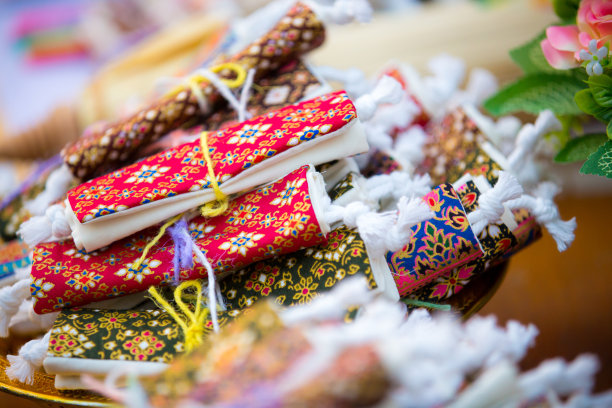 五颜六色的钱包婚礼纪念品，泰国面料的图案图片下载