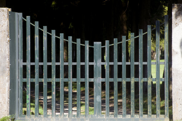 古老的大门，里面有花园。图片下载