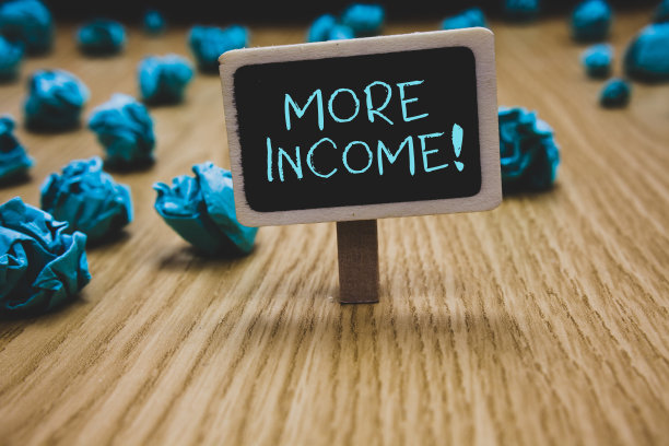 写便条显示更多的收入。商业照片展示商品或服务的额外收入黑板皱巴巴的纸几次尝试不满意的木地板图片下载