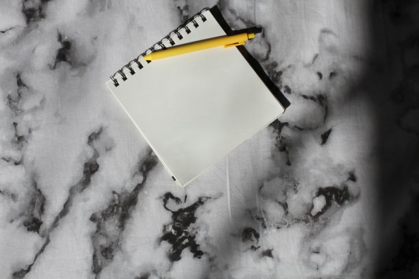 笔记本在床上图片下载