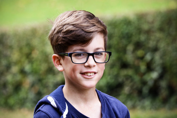 戴眼镜的男孩微笑图片下载