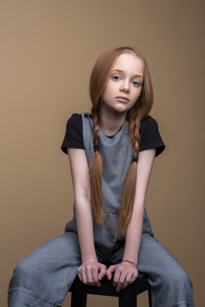 工作室拍摄的漂亮的红发女孩。图片下载