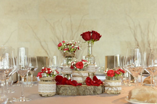 婚宴桌上放着玫瑰图片下载