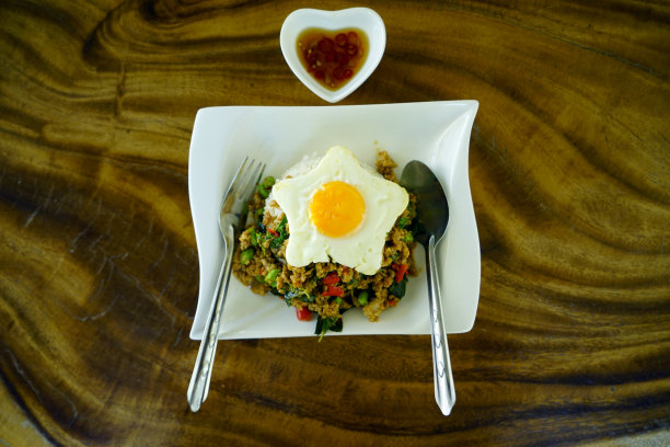 圣罗勒与猪肉及辣椒在木桌上煸炒图片下载