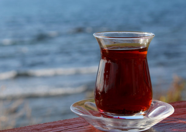 茶在玻璃杯里，海边海岸图片下载