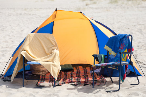 夏季沙滩上有沙滩椅的挡风玻璃图片下载