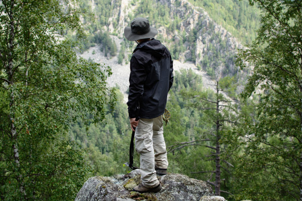 游客对自然的向往图片下载