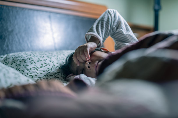 可怜的生病的小女孩躺在床上图片下载