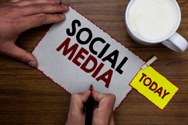 展示社交媒体的概念性手写。商务照片文字在线交流渠道网络微博男人拿着马克笔笔记本提醒木桌杯子咖啡图片下载