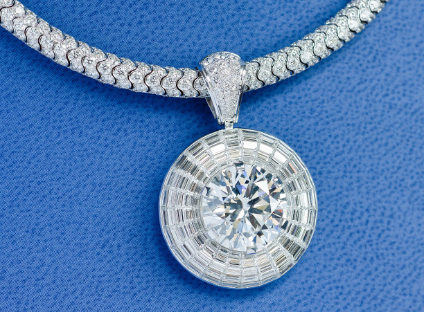 漂亮的镶有白色钻石的珠宝项链。图片下载